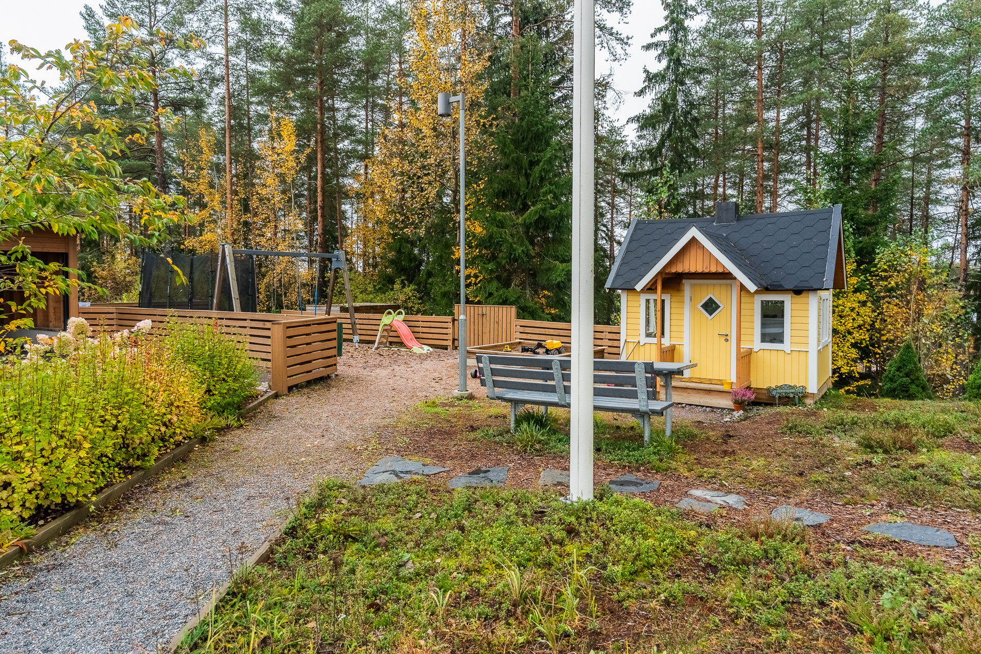 Taloyhtiön leikkipaikka ja -mökki