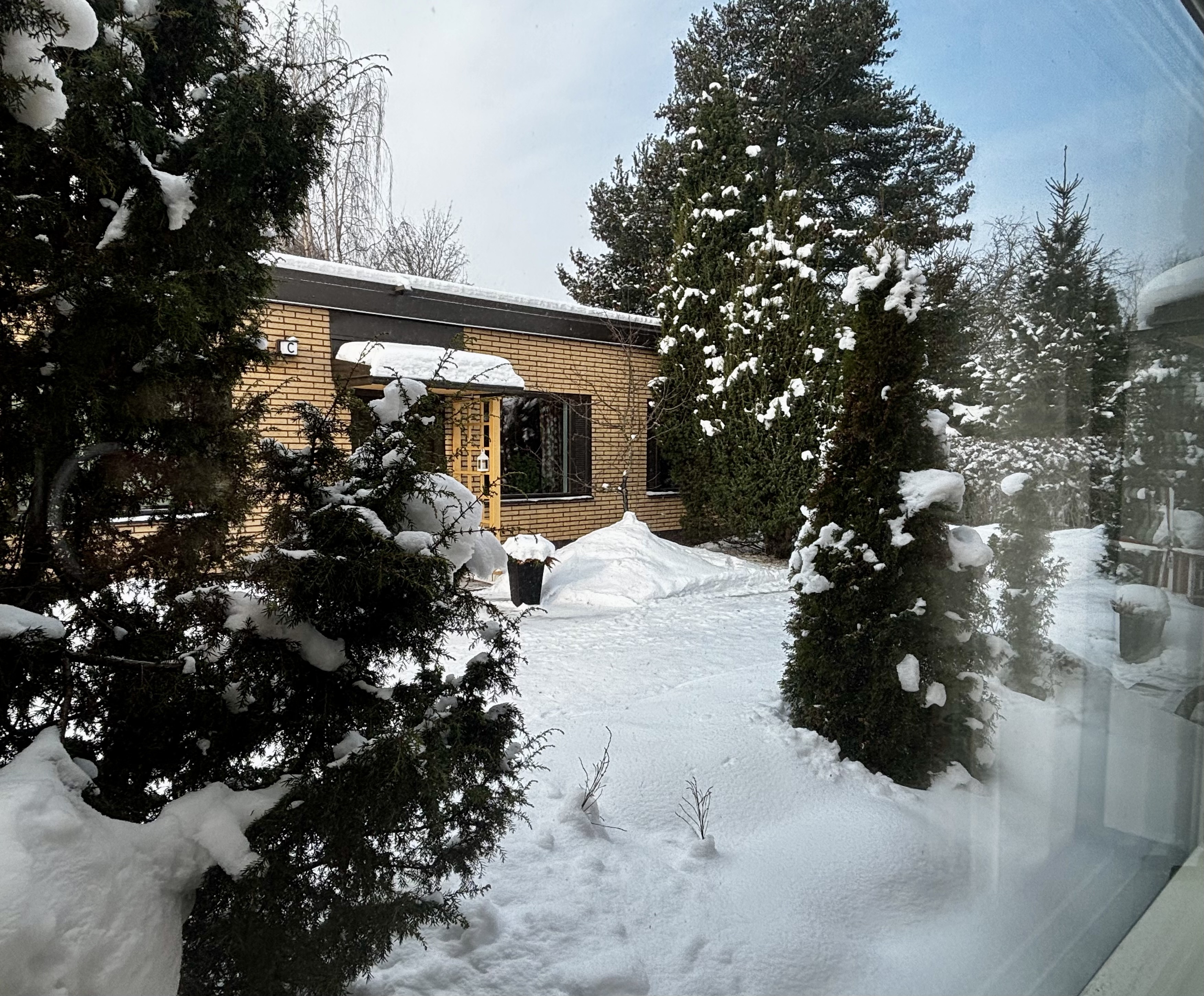 Ikkunanäkymät etupihalle